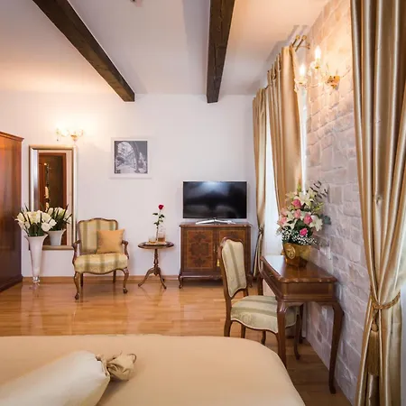 Opera Heritage Bed & Breakfast Split